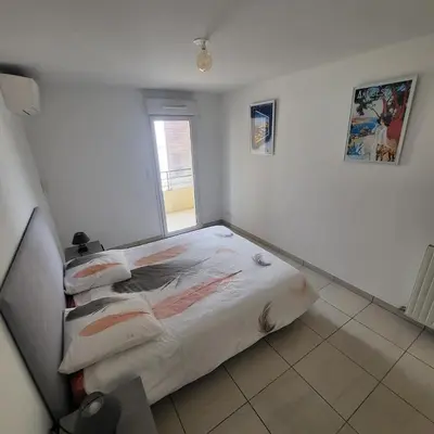 Un ou plusieurs lits dans un hébergement de l'établissement Superbe appartement Juan-les-Pins, parking