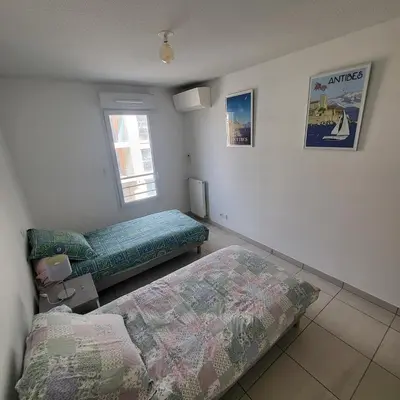 Un ou plusieurs lits dans un hébergement de l'établissement Superbe appartement Juan-les-Pins, parking