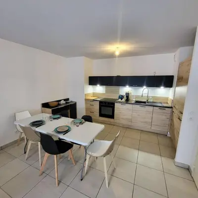 Cuisine ou kitchenette dans l'établissement Superbe appartement Juan-les-Pins, parking