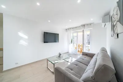 Télévision ou salle de divertissement dans l'établissement 3 pièces rénové en bord de mer - Terrasse