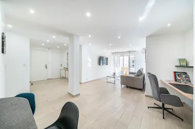 Télévision ou salle de divertissement dans l'établissement 3 pièces rénové en bord de mer - Terrasse