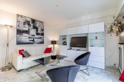 Télévision ou salle de divertissement dans l'établissement Cozy studio in the heart of Cannes - Near sea
