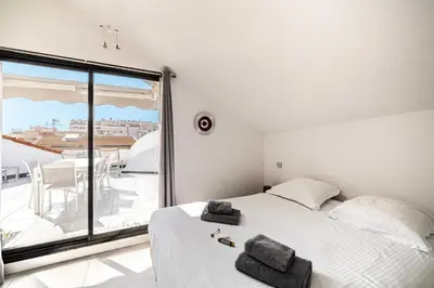 Un ou plusieurs lits dans un hébergement de l'établissement Luxury Penthouse 120mÂ² in the heart of Cannes