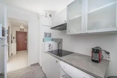 Cuisine ou kitchenette dans l'établissement Idéal Famille T2 moderne à 200m des plages deJuan