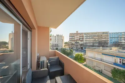 Coin salon dans l'établissement Idéal Famille T2 moderne à 200m des plages deJuan