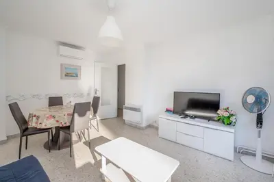 Télévision ou salle de divertissement dans l'établissement Idéal Famille T2 moderne à 200m des plages deJuan