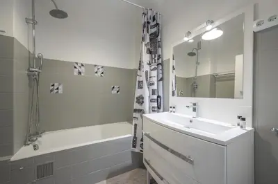 Salle de bains dans l'établissement Idéal Famille T2 moderne à 200m des plages deJuan