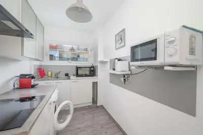 Cuisine ou kitchenette dans l'établissement Idéal Famille T2 moderne à 200m des plages deJuan