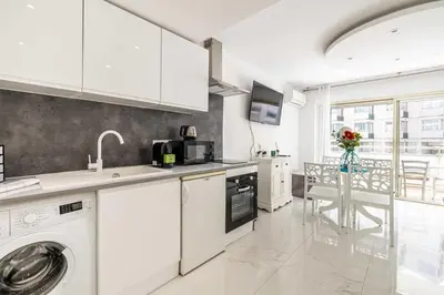 Cuisine ou kitchenette dans l'établissement Charming studio near the Croisette