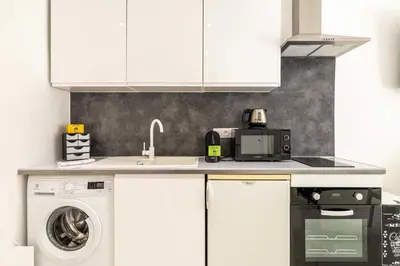 Cuisine ou kitchenette dans l'établissement Charming studio near the Croisette