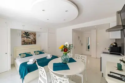 Cuisine ou kitchenette dans l'établissement Charming studio near the Croisette