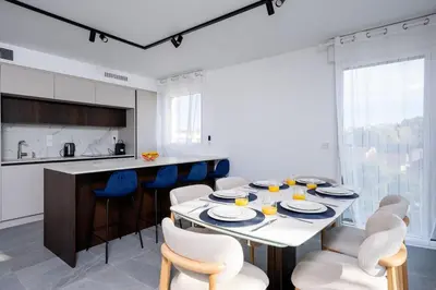 Cuisine ou kitchenette dans l'établissement Voiles Blanches 123 By Avecoeur