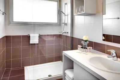 Salle de bains dans l'établissement The Originals Résidence, Les Strélitzias