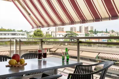 Balcon ou terrasse dans l'établissement The Originals Résidence, Les Strélitzias