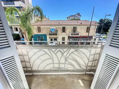 Balcon ou terrasse dans l'établissement T2 climatisé au coeur de Juan les pins - 200m de la plage