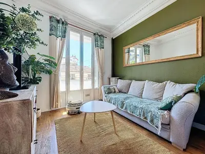Coin salon dans l'établissement T2 climatisé au coeur de Juan les pins - 200m de la plage