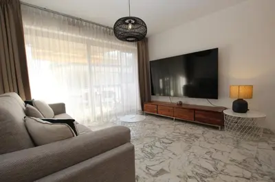 Télévision ou salle de divertissement dans l'établissement PROCHE CARLTON One bedroom Apartment