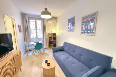 Coin salon dans l'établissement T2 rénové Charme & calme au cœur du Vieil Antibes