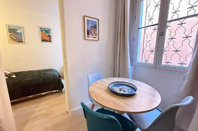 Coin salon dans l'établissement T2 rénové Charme & calme au cœur du Vieil Antibes