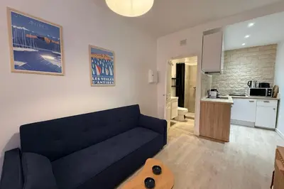 Cuisine ou kitchenette dans l'établissement T2 rénové Charme & calme au cœur du Vieil Antibes
