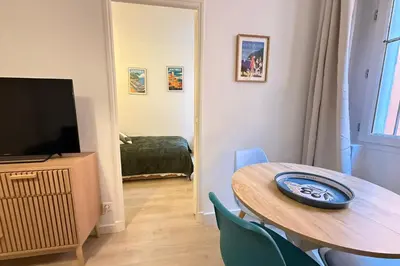 Télévision ou salle de divertissement dans l'établissement T2 rénové Charme & calme au cœur du Vieil Antibes