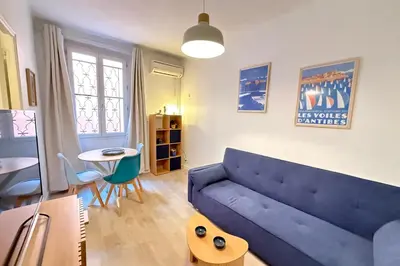 Coin salon dans l'établissement T2 rénové Charme & calme au cœur du Vieil Antibes