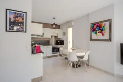 Cuisine ou kitchenette dans l'établissement Cannes proche Croisette et plages - 2 pièces avec terrasse, jardin privé et parking