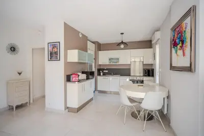 Cuisine ou kitchenette dans l'établissement Cannes proche Croisette et plages - 2 pièces avec terrasse, jardin privé et parking