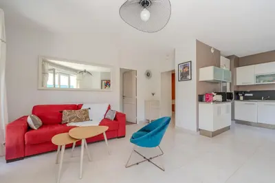 Cuisine ou kitchenette dans l'établissement Cannes proche Croisette et plages - 2 pièces avec terrasse, jardin privé et parking