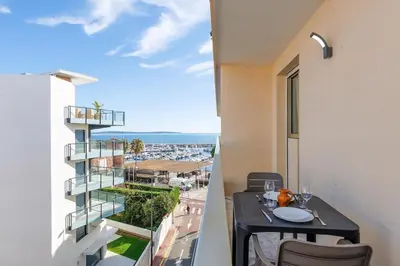 Vue générale sur la mer ou vue sur la mer prise depuis l'appartement