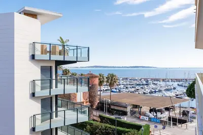 Vue générale sur la mer ou vue sur la mer prise depuis l'appartement