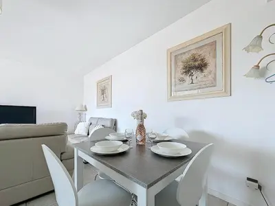Coin salon dans l'établissement Appartement 3 pièces à Cannes avec piscine