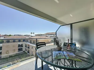 Balcon ou terrasse dans l'établissement Appartement 3 pièces à Cannes avec piscine