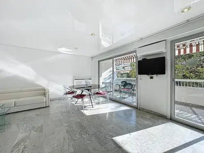 Télévision ou salle de divertissement dans l'établissement Rue d'Antibes Victoria 2 rooms terrace - 2ES