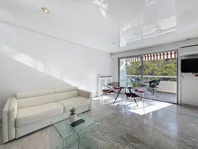 Télévision ou salle de divertissement dans l'établissement Rue d'Antibes Victoria 2 rooms terrace - 2ES