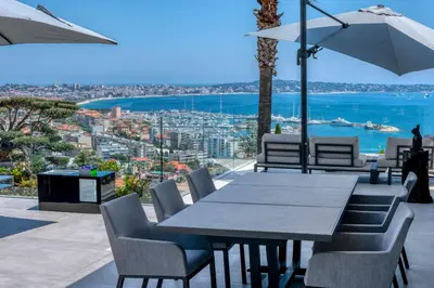 Vue générale sur la mer ou vue sur la mer prise depuis la villa
