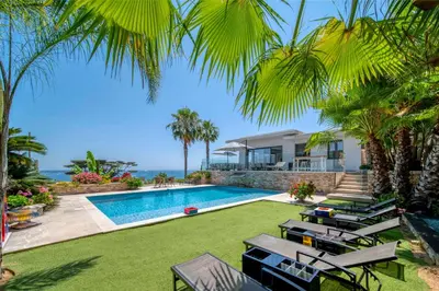 Piscine de l'établissement CANNES - 2128 Villa vue mer ou située à proximité