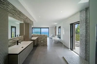Salle de bains dans l'établissement CANNES - 2128 Villa vue mer