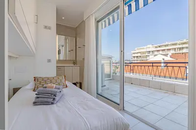 Un ou plusieurs lits dans un hébergement de l'établissement 6 LECERF T5 - Apartment heart of Cannes 4 Bedrooms Terrace