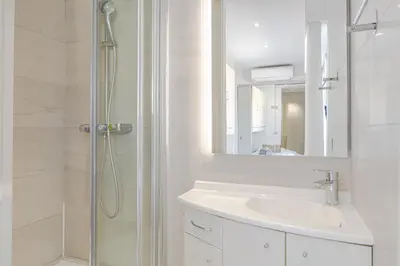 Salle de bains dans l'établissement 6 LECERF T5 - Apartment heart of Cannes 4 Bedrooms Terrace