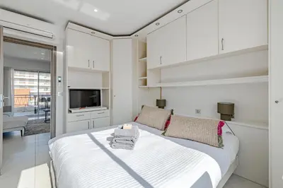 Un ou plusieurs lits dans un hébergement de l'établissement 6 LECERF T5 - Apartment heart of Cannes 4 Bedrooms Terrace