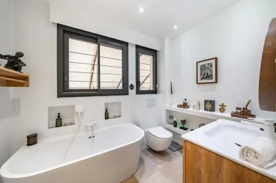 Salle de bains dans l'établissement COZYSTAY 1827 - Magnifique 3 pièces avec grand terrasse privative