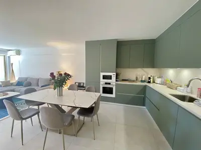 Cuisine ou kitchenette dans l'établissement Cannes - Magnifique 4 pièces terrasse au calme à deux pas de la rue d'Antibes