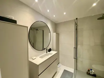 Salle de bains dans l'établissement Cannes - Magnifique 4 pièces terrasse au calme à deux pas de la rue d'Antibes