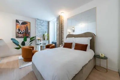Un ou plusieurs lits dans un hébergement de l'établissement Studio design au centre de Cannes proche Croisette climatisé