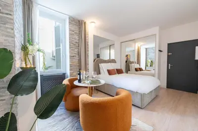 Un ou plusieurs lits dans un hébergement de l'établissement Studio design au centre de Cannes proche Croisette climatisé