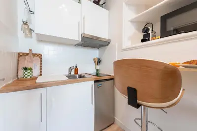 Cuisine ou kitchenette dans l'établissement Studio design au centre de Cannes proche Croisette climatisé