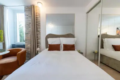 Un ou plusieurs lits dans un hébergement de l'établissement Studio design au centre de Cannes proche Croisette climatisé