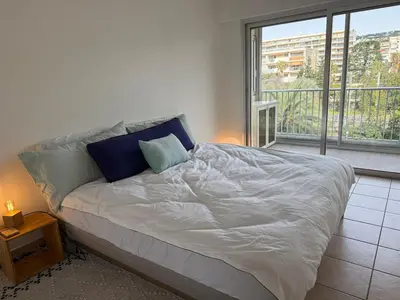 Un ou plusieurs lits dans un hébergement de l'établissement Spacious 2-bedroom sea view with parking in Palm Beach