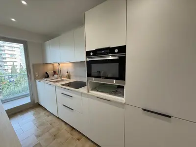 Cuisine ou kitchenette dans l'établissement Spacious 2-bedroom sea view with parking in Palm Beach